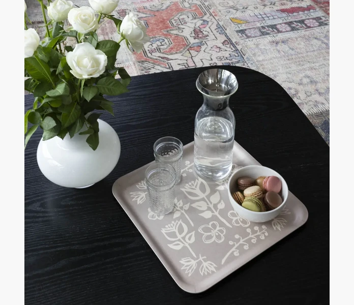 Bricka Taikapuutarha ljus 33x33cm 1 kuva